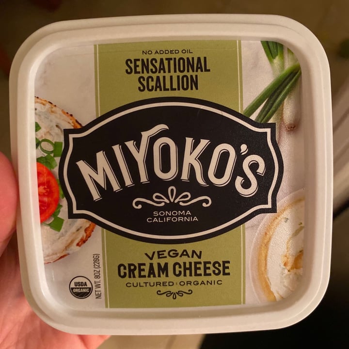 review photo of Miyoko's Creamery Cultured Vegan Cream Cheese Savory Scallion shared by @laurenbarr on 29 Apr 2020 - review