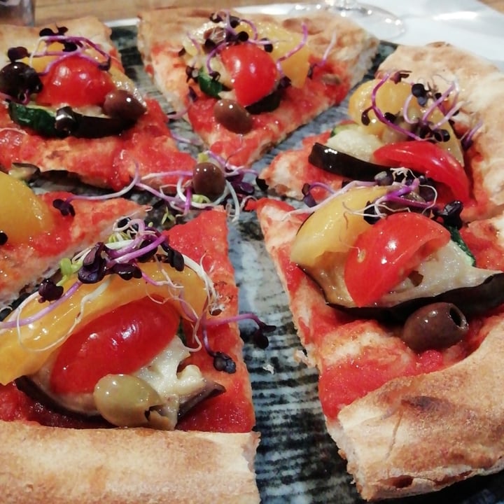 photo of Maccabei La Pizzeria _ VERONA Pizza al pomodoro con melanzane grigliate, pomodorini gialli, olive taggiasche e germogli shared by @soniaveg on  16 Jul 2022 - review