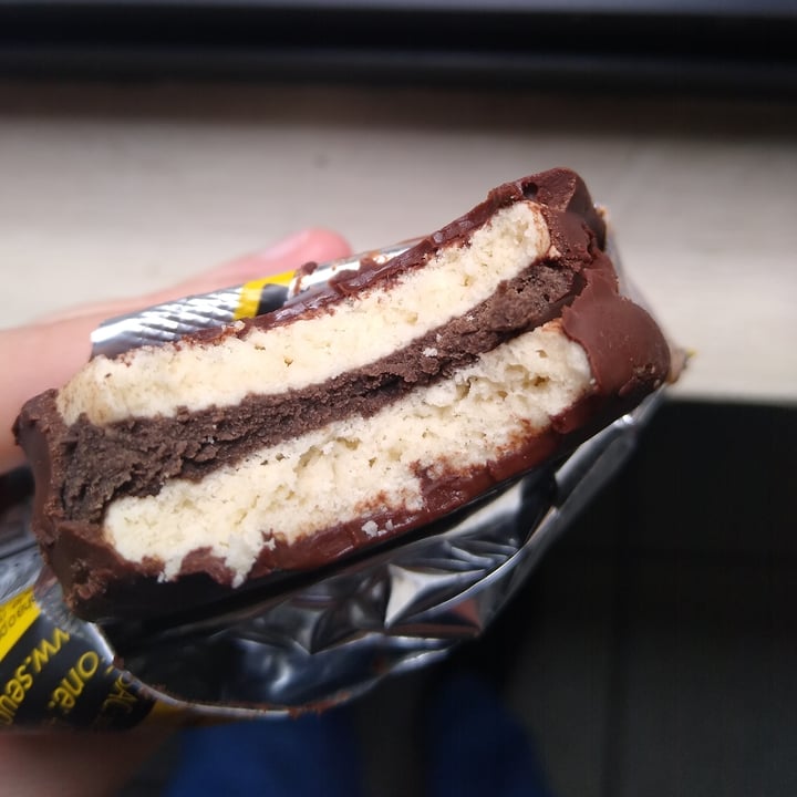 photo of Seu Divino Alfajor branco recheado com creme de chocolate e cobertura sabor chocolate shared by @lauriane on  19 May 2022 - review