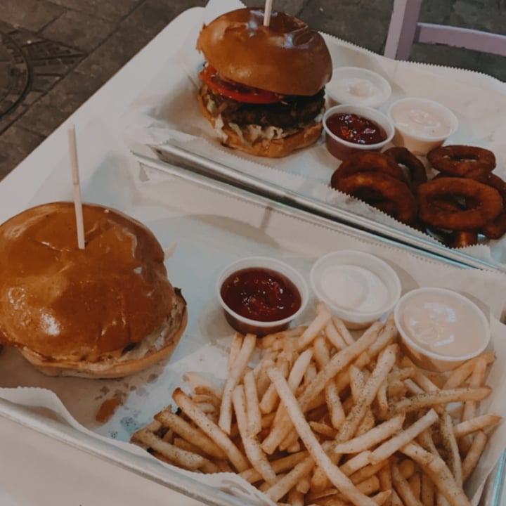 photo of Rainbow Beyond burger shared by @valeriaait on  02 Aug 2020 - review