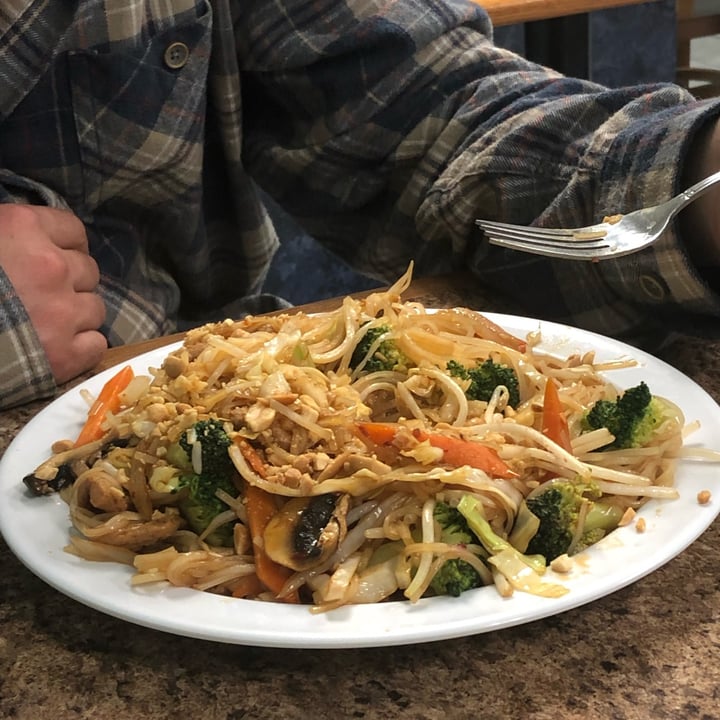 photo of Anna’s Vegan Plate Pad Thai shared by @happyveganmomma on  01 Apr 2022 - review