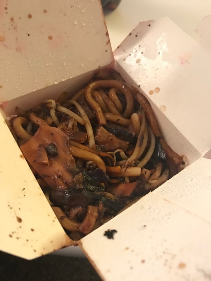 photo of Chop & Wok Wok Udon noodles with tofu and Beijing Black Bean sauce shared by @sleepyvegan on  17 Dec 2019 - review