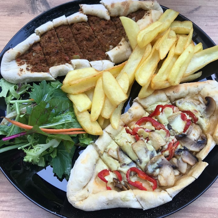 photo of Vegan House Mini Boat Pizzas shared by @annbience on  30 Jun 2022 - review