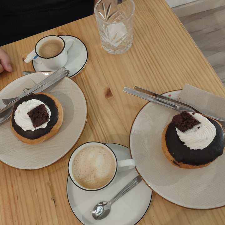 photo of Delish Vegan Doughnuts Chocolate y brownie shared by @dolguldur on  21 Jun 2021 - review