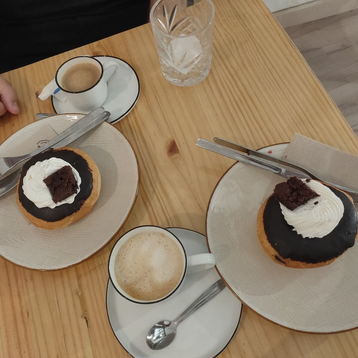 review photo of Delish Vegan Doughnuts Chocolate y brownie shared by @dolguldur on 21 Jun 2021 - review
