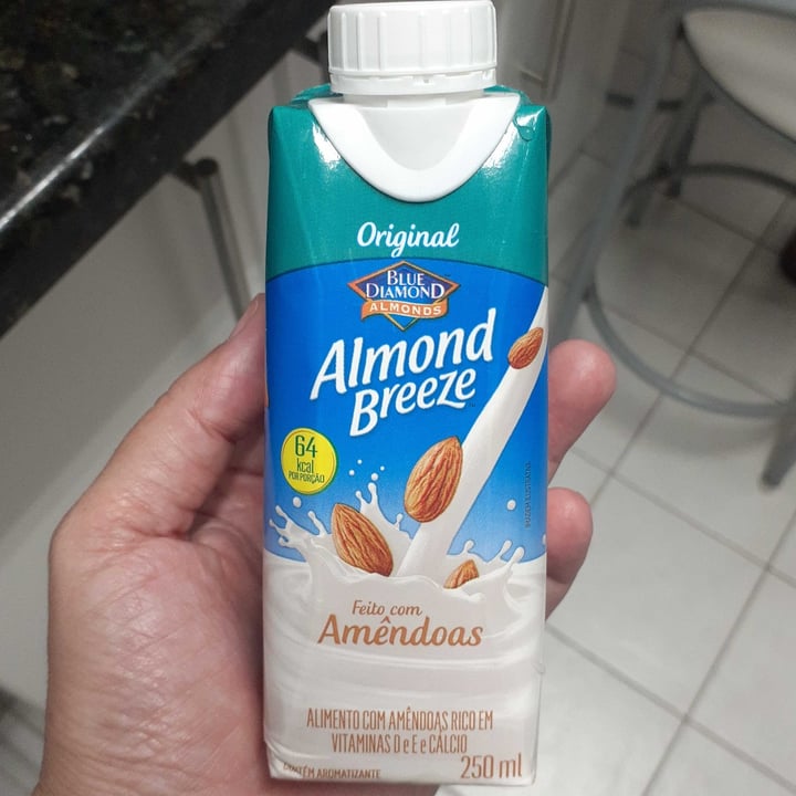 photo of Almond Breeze almond and oat milk shared by @simoneantonelli on  24 Jul 2022 - review