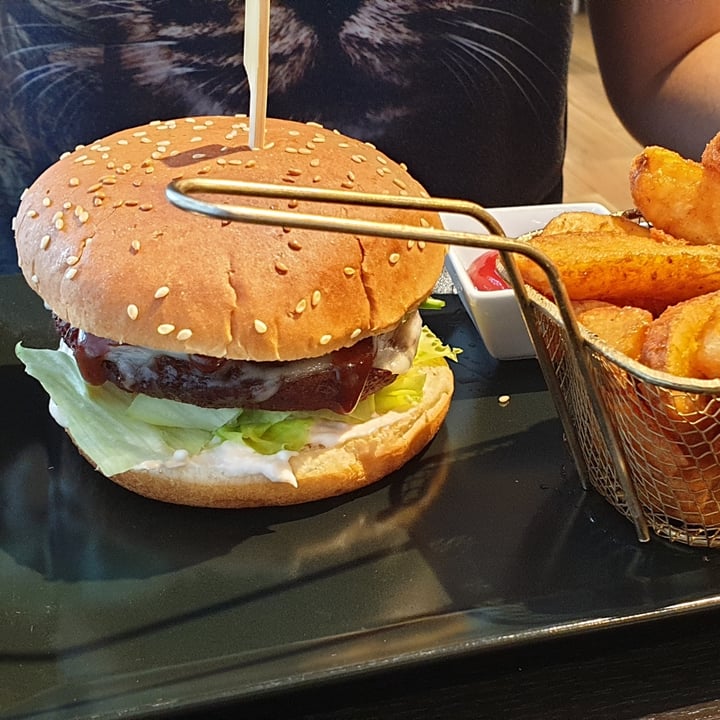 photo of Loving Hut Moving Mountains Burger with spicy potatoes shared by @mischidream on  30 Aug 2020 - review