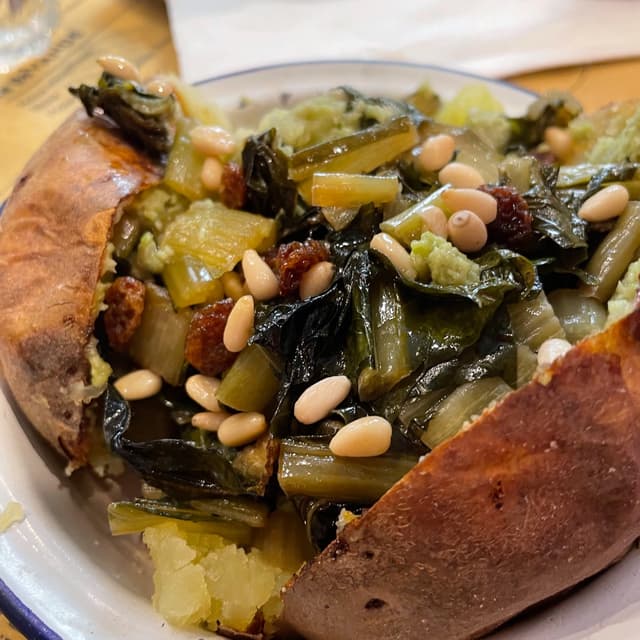 菜肴“Patata con crema di fave, catalogna, pinoli e uvetta”的照片