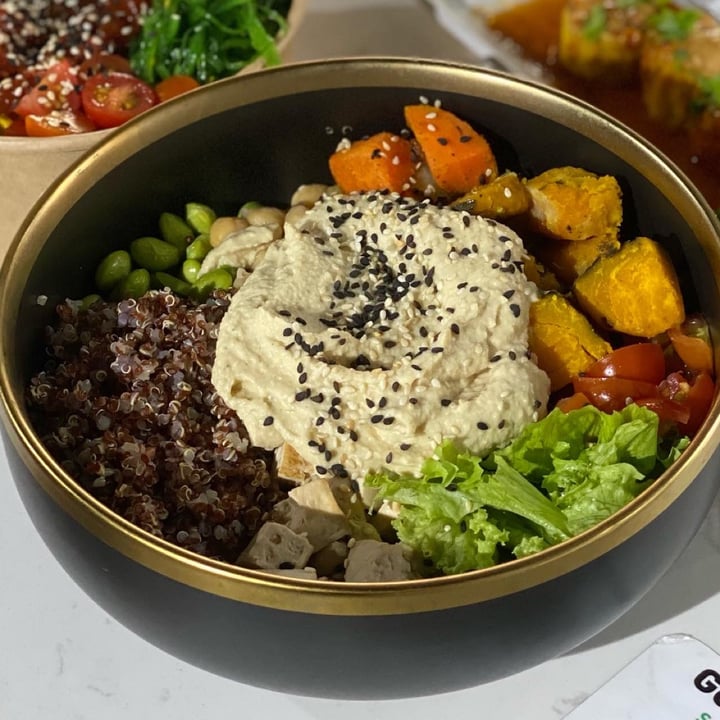 review photo of The Plant Food Garlic Hummus Buddha Bowl shared by @peasfulpea on 30 Dec 2021 - review