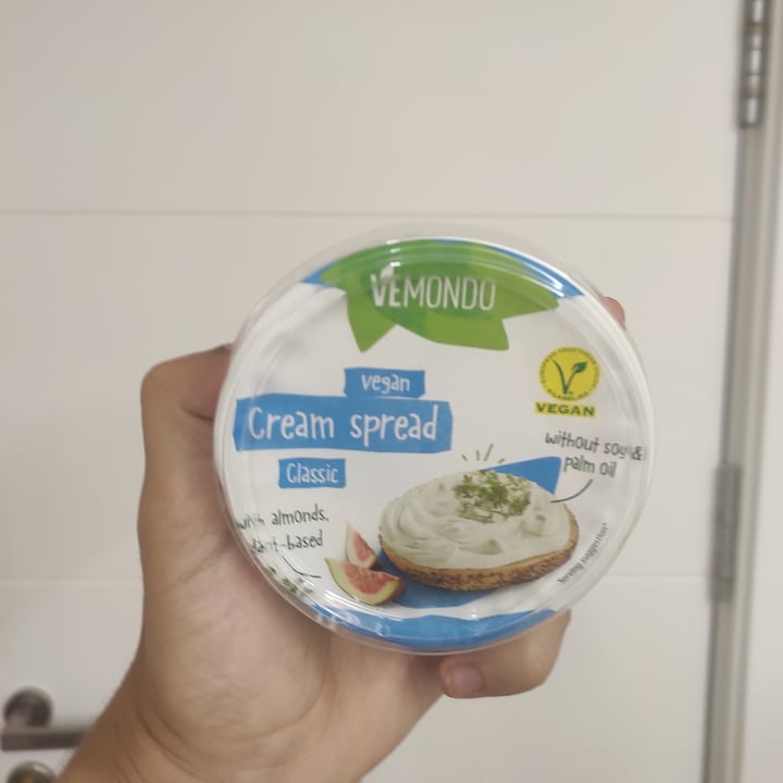 photo of Vemondo Vegan cream spread shared by @veganeuskadi on  17 Nov 2022 - review