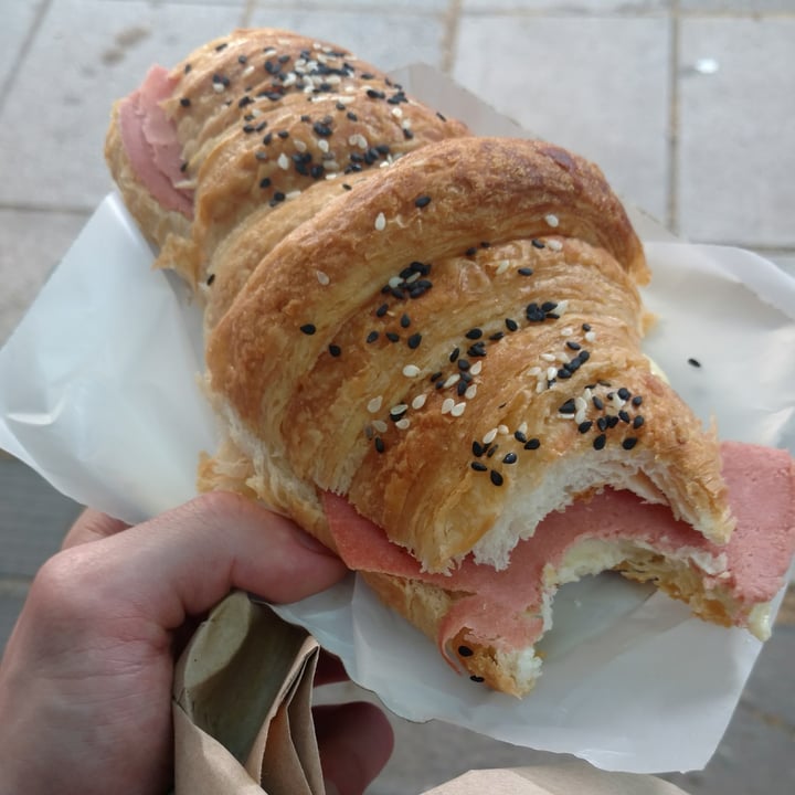 photo of Veganius Croissant De Jamón Y Queso shared by @franmorello on  04 Nov 2021 - review
