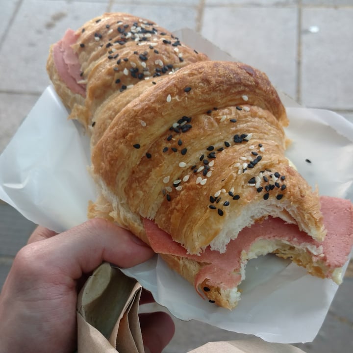 review photo of Veganius Croissant De Jamón Y Queso shared by @franmorello on 04 Nov 2021 - review