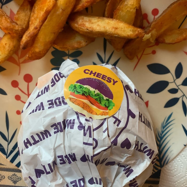 photo of Flower Burger Cheesy Cecio shared by @martachatnoir92 on  13 Aug 2022 - review