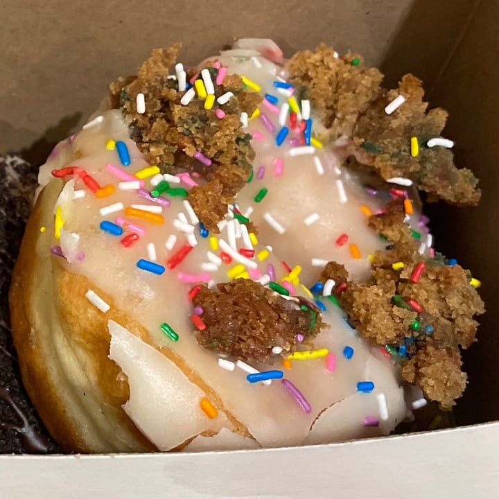 photo of bloomer's on Queen Birthday Cake Donut shared by @tashabeanz on  19 Oct 2022 - review