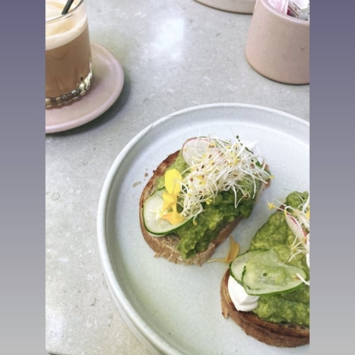 photo of Mudrá Avocado toast shared by @lunavanmeegroot on  14 Mar 2022 - review