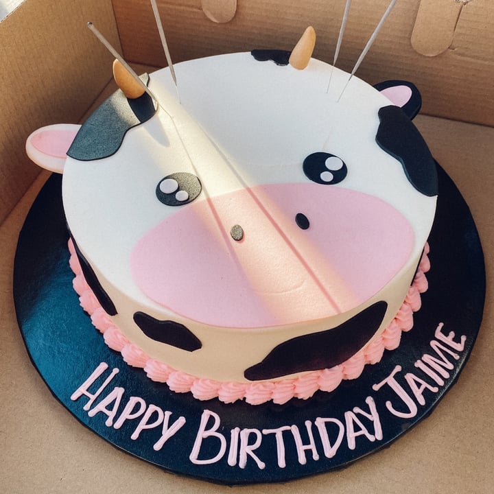 review photo of Charly's Bakery Vegan chocolate and coconut cake shared by @nadineduke on 25 May 2021 - review