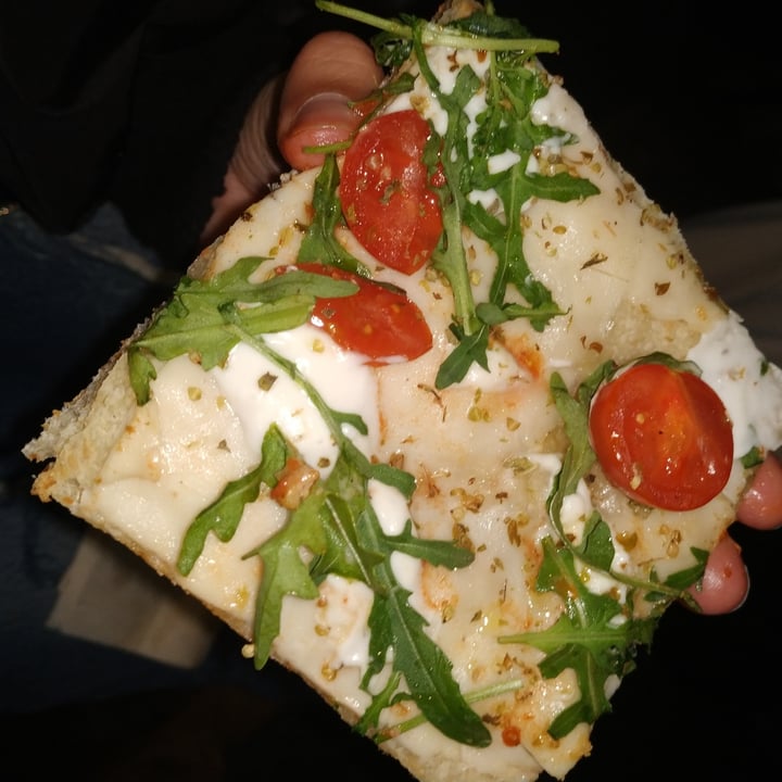 photo of IL LOCA Pizza a Taglio Bianca pomodorini e rucola shared by @bananapower on  30 Apr 2022 - review
