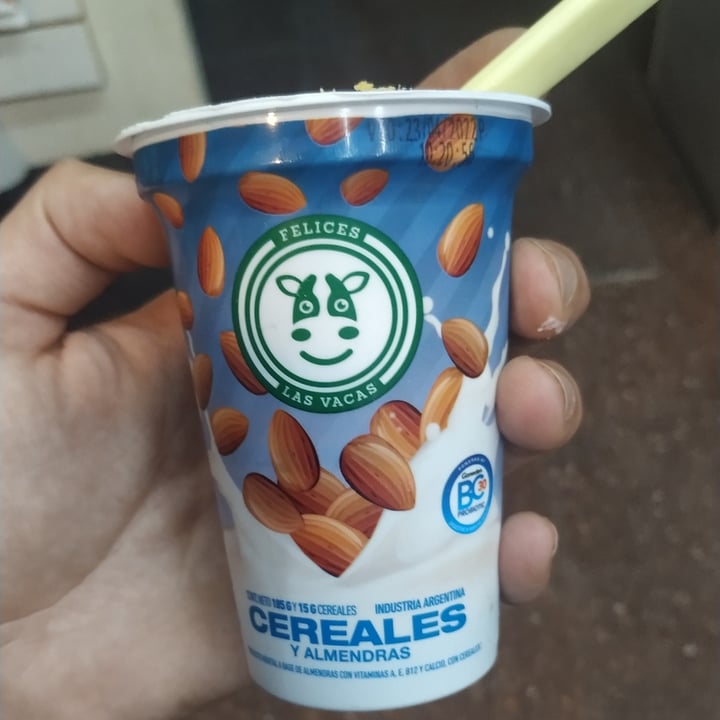 photo of Felices Las Vacas Yogurt de Almendras con Cereales shared by @yisusvegan on  14 Mar 2022 - review