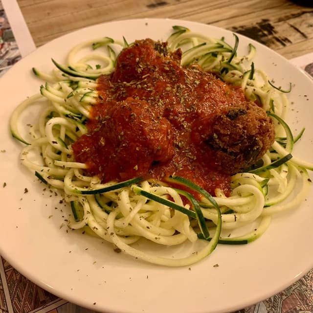 菜肴“Albóndigas veganas de berenjena con espagueti de calabacín”的照片