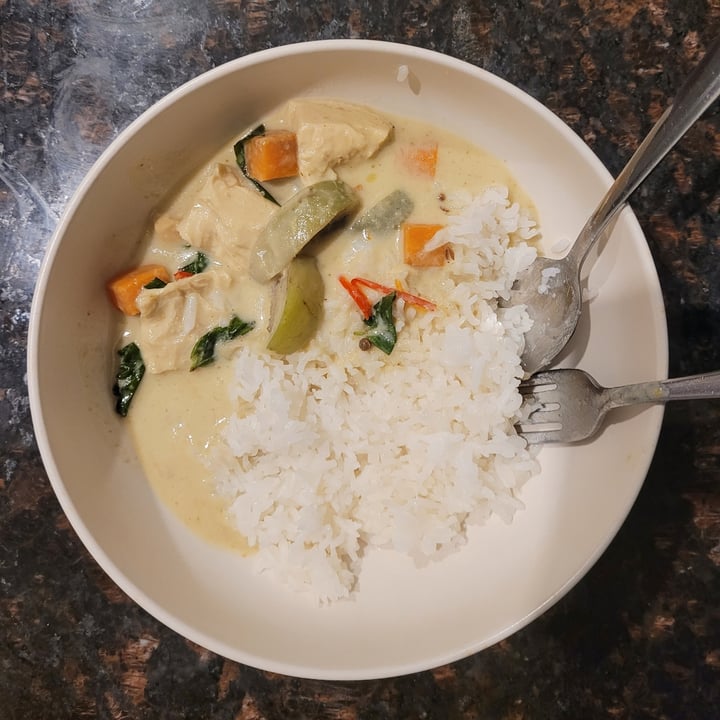 photo of Trader Joe's Thai Green Curry with tofu sheets, vegetables and Jasmine Rice shared by @yourfriendjen on  29 Nov 2022 - review