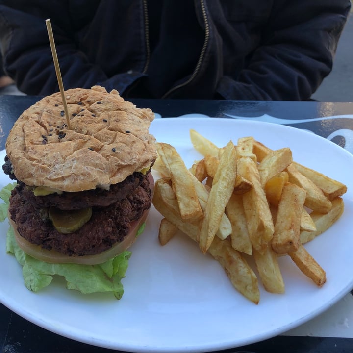 photo of Loving Hut Doble Loving burger. Pan integral con semillas + Doble medallón de soja texturizada, lechuga, tomate, queso, cebolla, pepino, papas fritas + bebida. shared by @chesterfm on  03 Jul 2021 - review