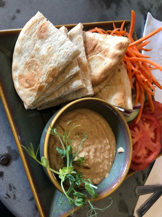 Foto del piatto “Hummus with veggies and pita bread”