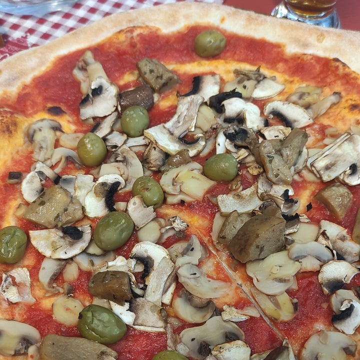 photo of Pizzeria Cavallino pizza ai funghi E Olive shared by @angelamarialamacchia on  11 Aug 2022 - review