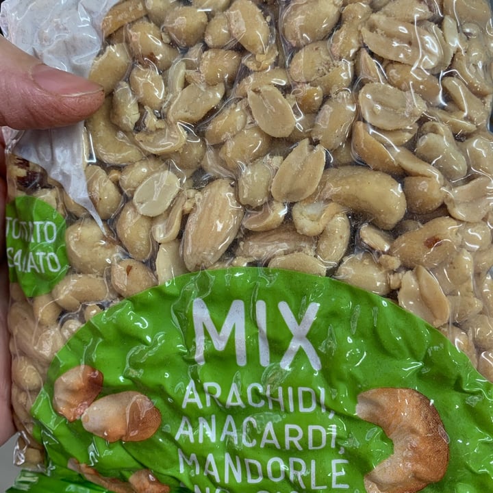 photo of Conad Mix arachidi anacardi mandorle nocciole shared by @coloratantonella on  10 Dec 2022 - review