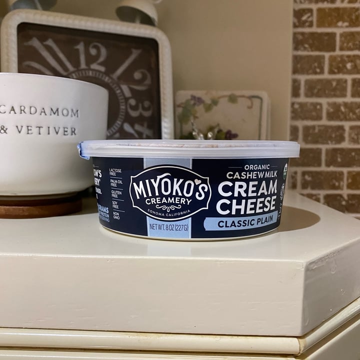 photo of Miyoko's Creamery Organic Cultured Vegan Cream Cheese Classic Plain shared by @yarilovezzucchini on  01 Apr 2022 - review