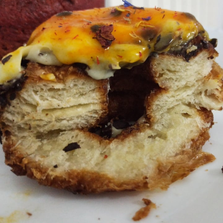review photo of Chök The Chocolate Kitchen Donut Con Crema de Maracuyá shared by @arantzagates on 23 Sep 2021 - review