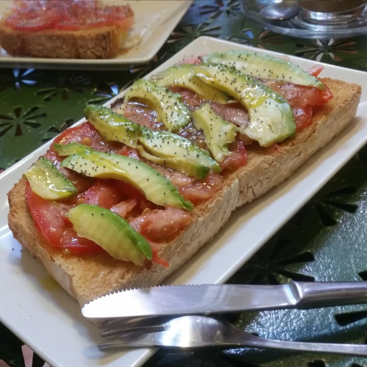 photo of Café Behiala Tostada de tomate y aguacate shared by @saioaestanga on  15 Oct 2020 - review