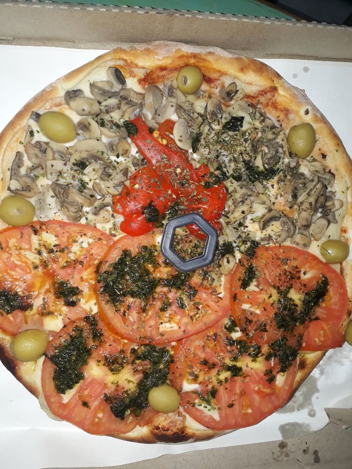 photo of Blondie Pizza mitad caprese, mitad champiñones shared by @xcuasidelictualx on  09 Mar 2020 - review
