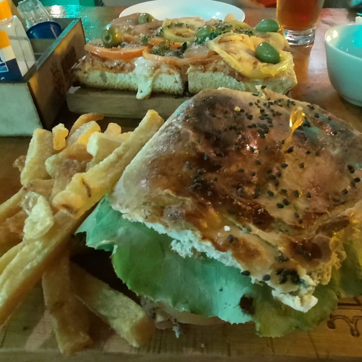 photo of The King of Beer Hamburguesa de Lentejas shared by @betianameaurio on  16 May 2022 - review