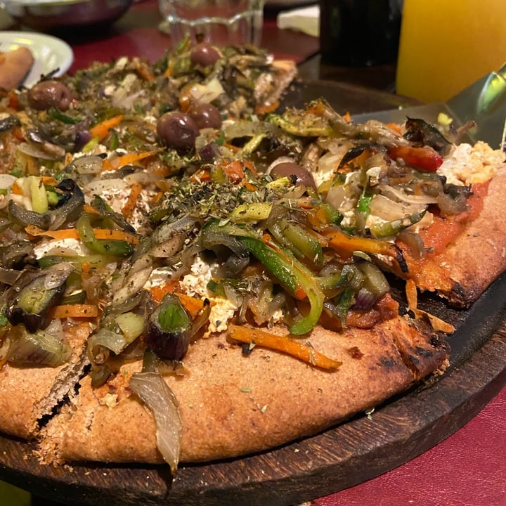 photo of Sattva Pizza de Tofu y Vegetales al Wok shared by @caterinastutz1 on  20 Jun 2022 - review