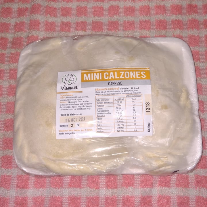 photo of Veganuel Mini Calzone caprese shared by @celevegan on  09 Oct 2021 - review