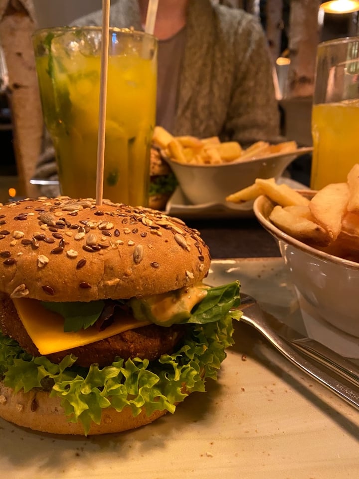 photo of HANS IM GLÜCK - Burgergrill | Köln MEDIAPARK Veganer Burger „Fabelhaft“ shared by @alexbryv on  29 Feb 2020 - review