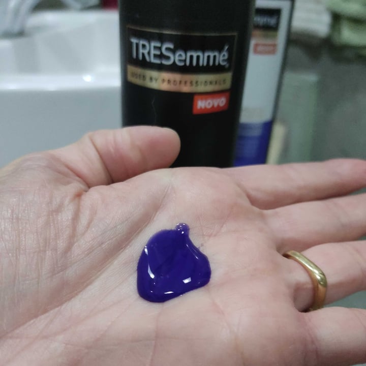 review photo of TRESemmé Ultra Violeta Matizador Shampoo shared by @lucianaroccomil on 12 Aug 2022 - review