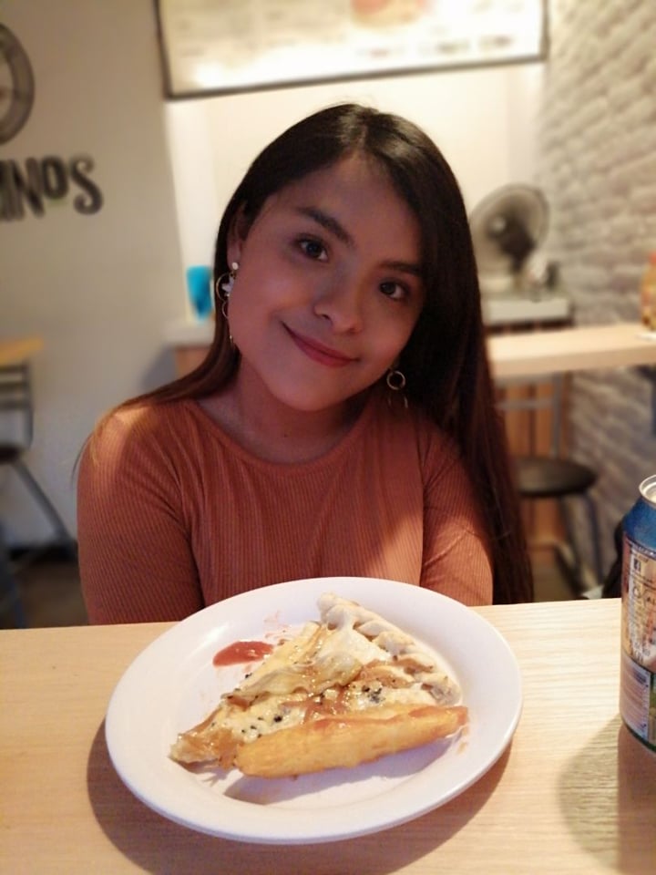 review photo of Veggino's Pizza Pizza De Cuatro Quesos Con Pera shared by @andyveggy on 01 Dec 2019 - review