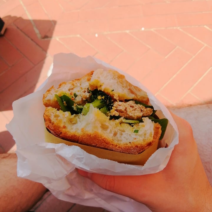 photo of Vegan come koala hot dog di tofu Affumicato e verdura del giorno shared by @themagator18 on  23 Jun 2022 - review