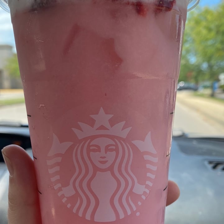 photo of Starbucks Strawberry Refresher shared by @vpruitt on  21 Aug 2020 - review