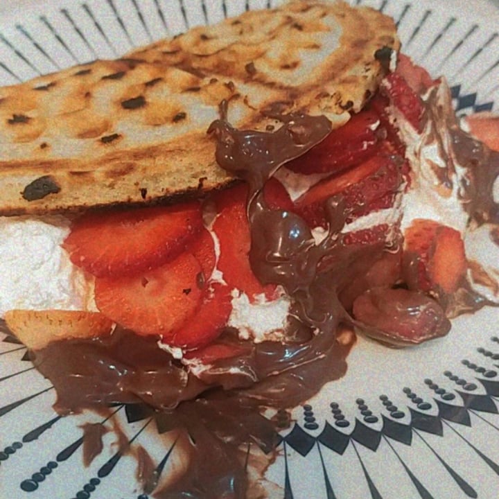 photo of Le Gule Waffles Frutillas con choco y crema shared by @soyfeminati on  09 Sep 2021 - review