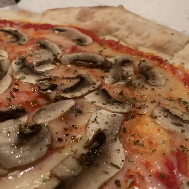 photo of IL PIZZO Pizza de Queso Y Champiñones shared by @pakote on  18 Oct 2020 - review