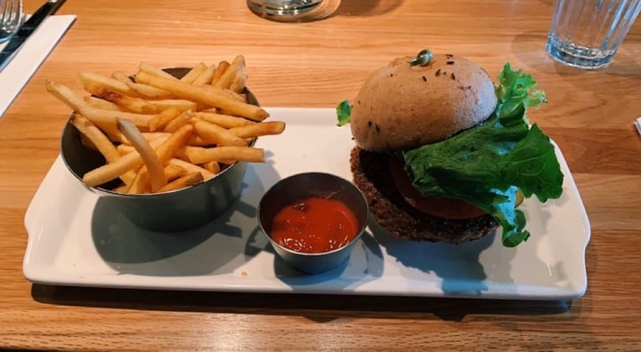 review photo of Earls Kitchen + Bar vegan beyond burger shared by @naomikchu on 19 Jan 2020 - review