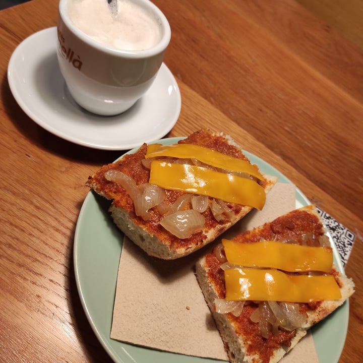 photo of Café Madrigal Tostadas con sobrasada, queso y cebolla caramelizada shared by @holasoyamp on  13 Dec 2021 - review