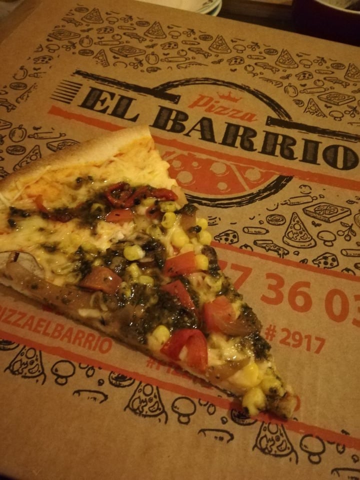 review photo of El Barrio Pizzeria Pizza Vegetariana con Queso Vegano shared by @luchinsc on 04 Mar 2020 - review