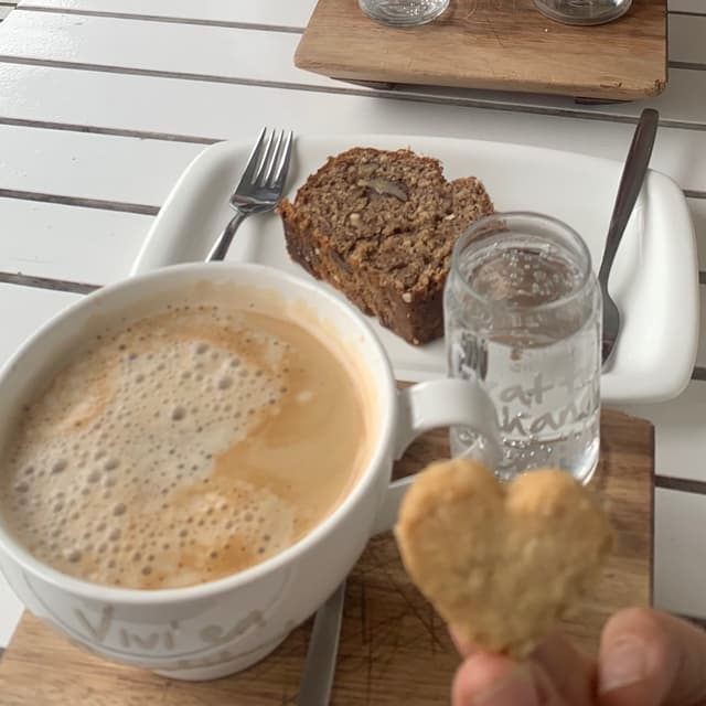 Photo of the dish “Cafe con leche de almendras y budin de banana y nuez”