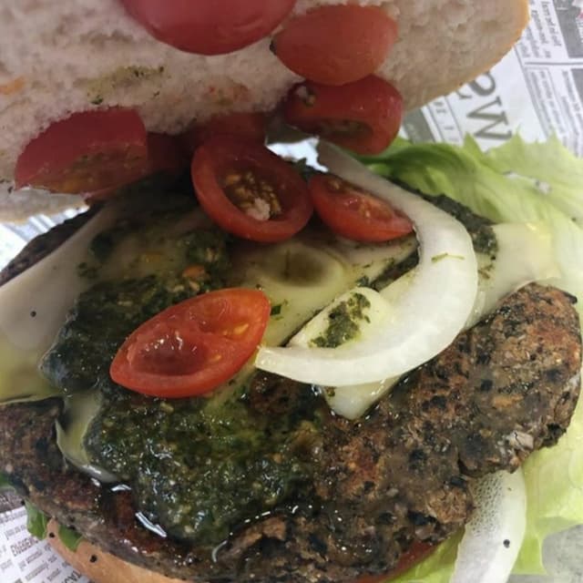 Foto do prato “Hamburguesa de alubias y jalapeños con pesto”