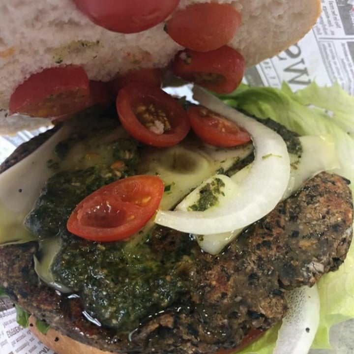 photo of Veggie Burger Hamburguesa de alubias y jalapeños con pesto shared by @desdeees on  01 Nov 2020 - review