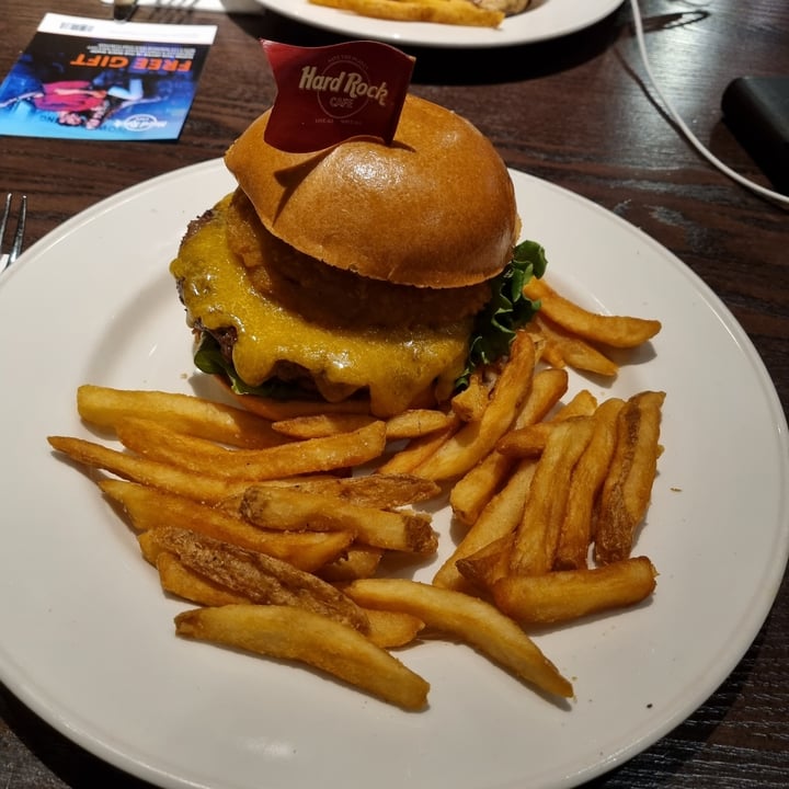 photo of Hard Rock Cafe The Impossible™ Burger shared by @amandamrt on  12 Mar 2022 - review