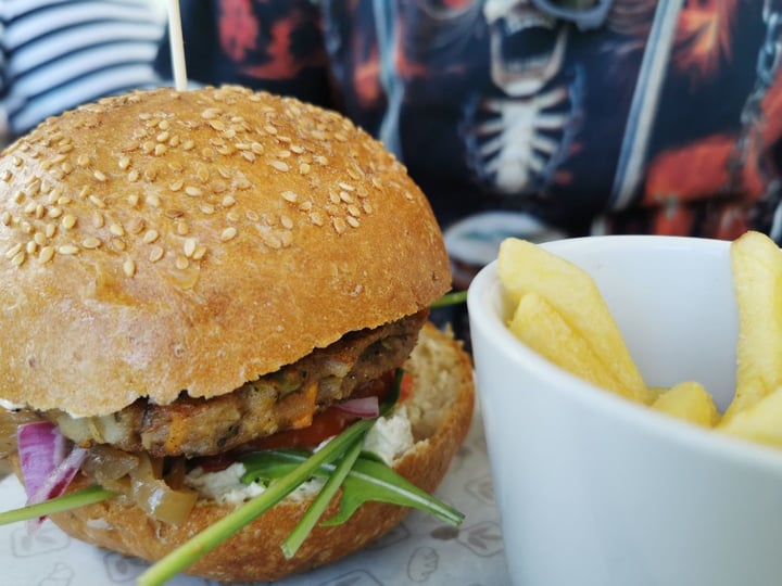 photo of Knead Bakery Vegan Burger And Chips shared by @cris on  16 Nov 2019 - review